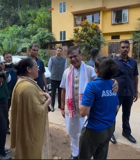 गमुसा लेकर खड़ी पैरा-एथलीट से मिलने रुका सरमा का काफिला 