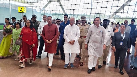 फोटो कैप्शन समाचार 1 — नवनियुक्त उपराज्यपाल डॉ. दिनेश शर्मा का श्री विजय पुरम पहुंचने पर प्रशासन और जनप्रतिनिधियों ने गर्मजोशी से स्वागत किया।