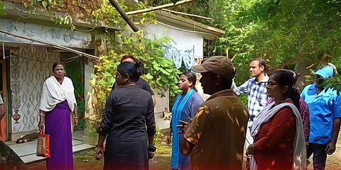 डेबरा में कथित रूप से डेंगू का मरीज पाए जाने के बाद इलाके का दौरा करने पहुंचे प्रशासनिक अधिकारी 