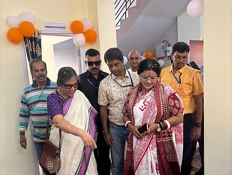 शहरी स्वास्थ्य एवं कल्याण केंद्र के उद्घाटन के दौरान मौजूद विधायक पापिया अधिकारी, साथ में है डॉक्टर रोनिता सेनगुप्ता व अन्य 
