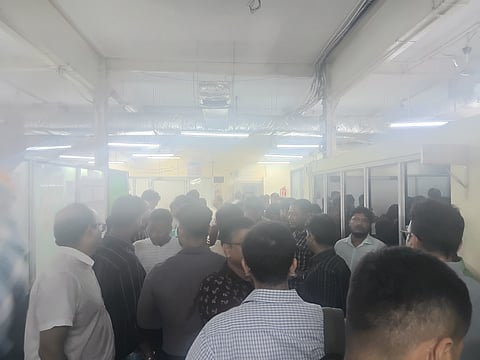 गिरफ्तारी के खिलाफ विरोध प्रदर्शन करते  हुए इंजीनियर