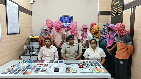 गिरफ्तार अभियुक्तों को दिखाते हुए पुलिस कर्मी