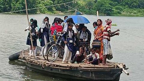 जोखिम भरी नाव से स्कूल जाने को मजबूर विद्यार्थी 