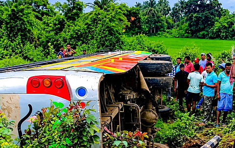 चन्द्रकोणा से झारग्राम जा रही बस सड़क किनारे पलटी 
