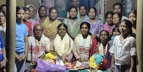 परिवार व स्थानीय लोगों के साथ नेहा