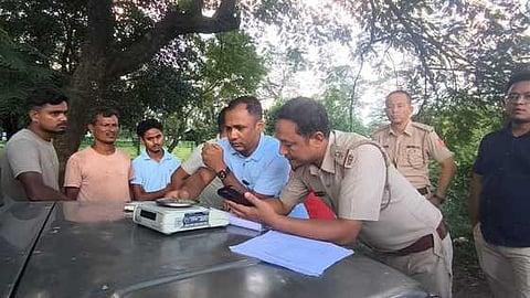 जांच करती पुलिस 