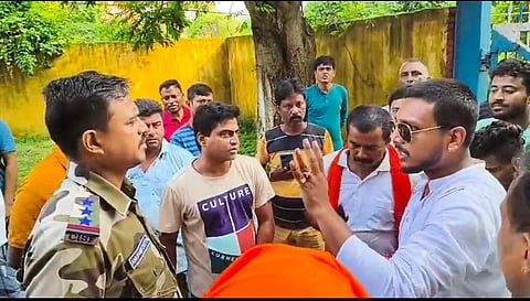 बर्नपुर रिवरसाइड टाउनशिप का मेन गेट बंद कर किया गया प्रदर्शन