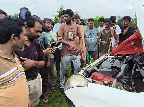 कार में सांप देख चालक के उड़े होश, घंटों बाद पकड़ा गया दाड़ास
