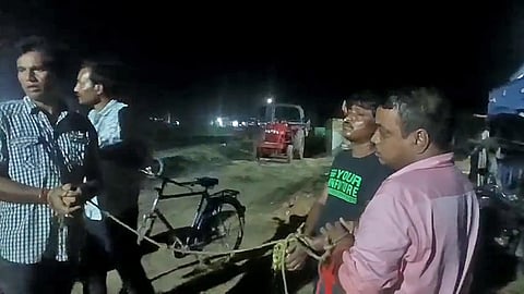 रंगदारी वसूलने के आरोप में ग्रामीणों ने भाजपा नेताओं को बांधा