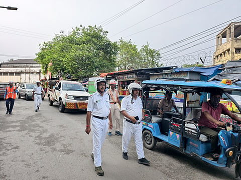 जांच अभियान चलाते ट्रैफिक पुलिस