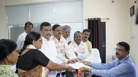 राज्य के मुख्यमंत्री शुभेंदु अधिकारी के साथ नामांकन दाखिल करने पहुंची हासिरानी रथ 