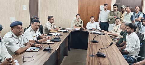 बैठक में चर्चा करते डीसीपी ट्रैफिक अविनाश भीमराव 