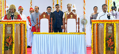 डॉ. दिनेश शर्मा को अंडमान निकोबार द्वीप समूह के 14वें उपराज्यपाल के रूप में शपथ दिलाते मुख्य न्यायाधीश।
