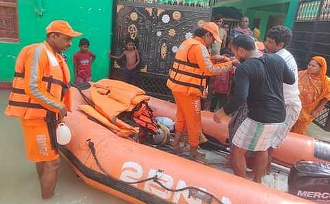 जलमग्न रतुआ में आपदा मोचन दल बना लोगों का सहारा