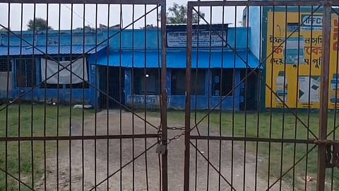 बंद कोऑपरेटिव सोसाइटी का कार्यालय 