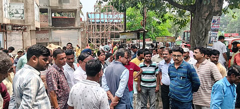 स्वच्छता अभियान चलाते निगम कमिश्नर दिलीप मिश्रा 