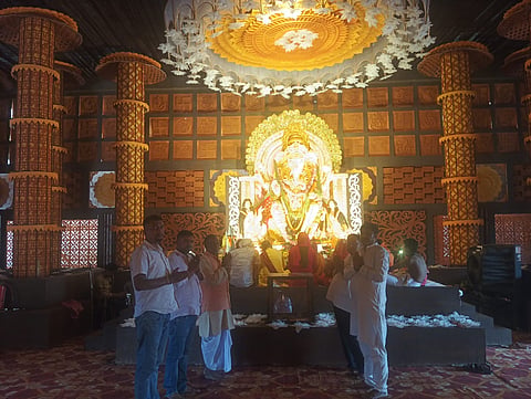 गणेश पूजा करते आयोजक