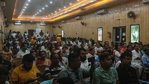 बैठक में शामिल अधिकारी व अन्य 