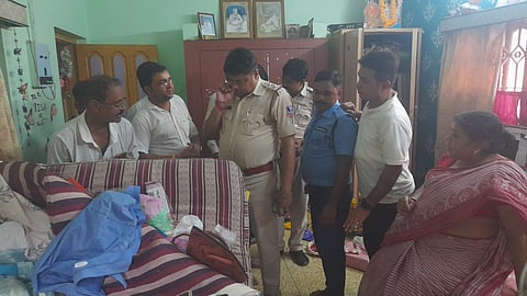 लाखों की चोरी होने से इलाके में मची हलचल