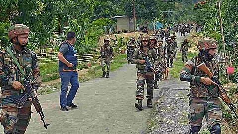सुरक्षाबलों पर गोलीबारी के आरोप में दो उग्रवादी गिरफ्तार