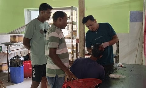 इलाज कराते घायल व्यक्ति