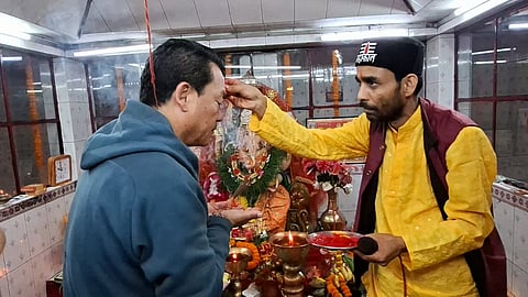 हाट बाजार के श्री गणेश मंदिर में बिमल गुरुंग ने की पूजा