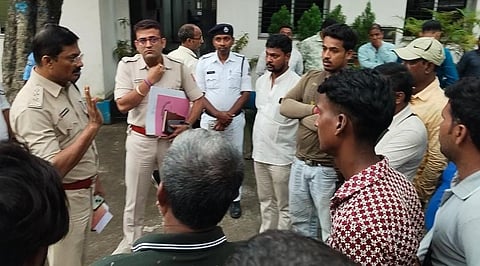टोटो ड्राइवरों को रूट के बारे में बताते एसीपी ट्रैफिक आसनसोल 