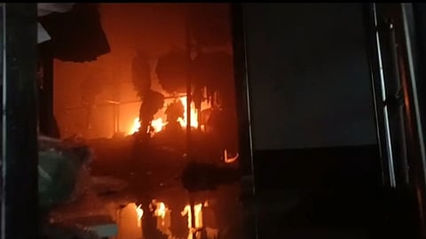 इस्लामपुर के शॉपिंग मॉल में आग, कई दमकलकर्मी घायल