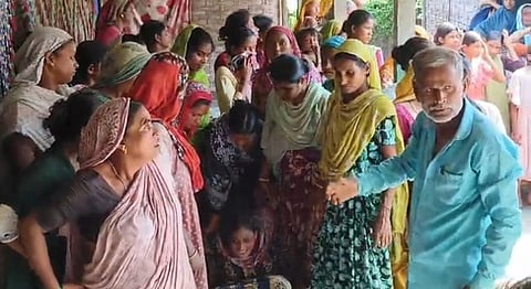 युवती की फंदे से लटकती लाश बरामद