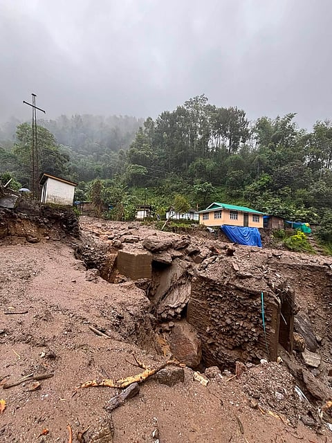 गेजिंग में बारिश और भूस्खलन का कहर, 161 लोग सुरक्षित स्थानों पर पहुंचाया गया