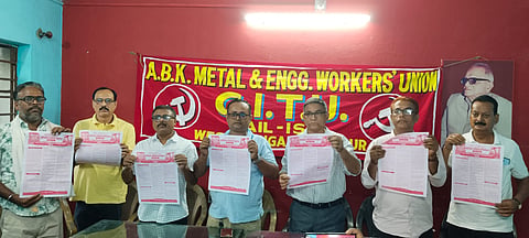 घोषणा पत्र दिखाते सीटू पदाधिकारी 