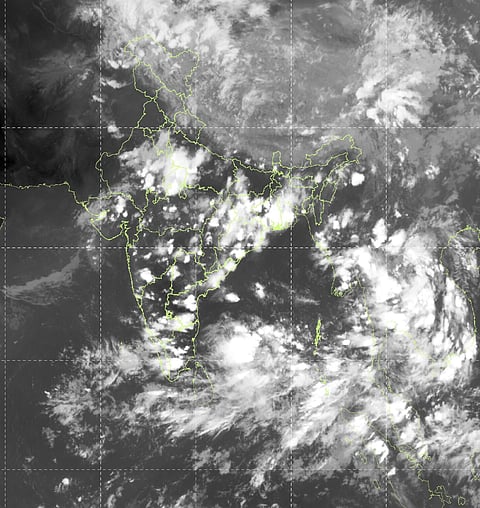 भारतीय मौसम विज्ञान विभाग की उपग्रह तस्वीर में अंडमान एवं निकोबार द्वीप समूह के ऊपर छाए बादल।

