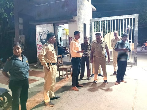 देर रात कैंपस का निरीक्षण करते हुए जेयू के रजिस्ट्रार देबजीत दत्ता