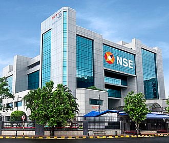 NSE के IPO खुलने के साथ शेयर बाजार में निवेशकों की नजर।