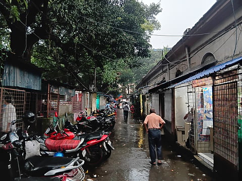 अलीपुर में भारी बारिश के बाद लोग अपने गंतव्य की तरफ जाते हुए
