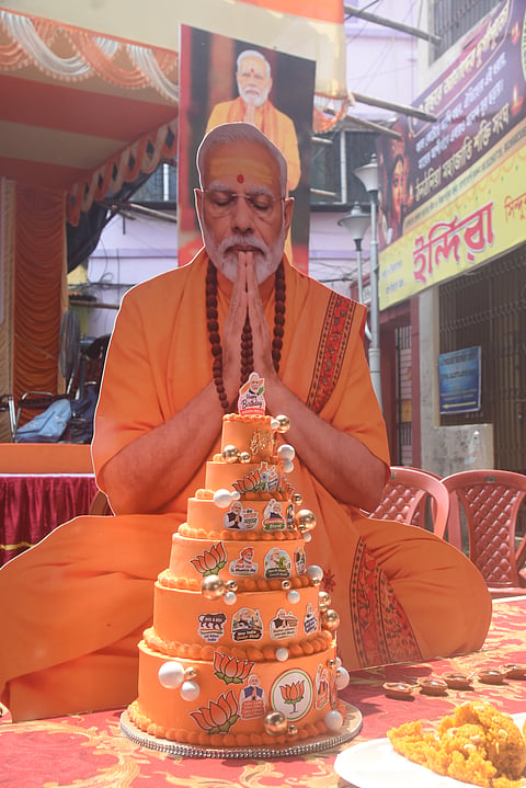 प्रधानमंत्री नरेंद्र मोदी के जन्मदिन के अवसर पर आयोजित कार्यक्रम में पीएम मोदी के कटआउट के सामने सजा विशेष जन्मदिन का केक। फोटो : दीपेन उपाध्याय 