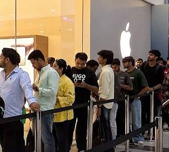 iPhone 18 Pro और iPhone 18 Pro Max अब आपके नजदीकी Apple Store पर खरीदारी के लिए उपलब्ध हैं।
