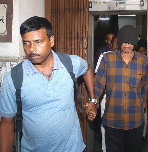 अभियुक्त असीम मंडल को अदालत में पेश करती हुई पुलिस