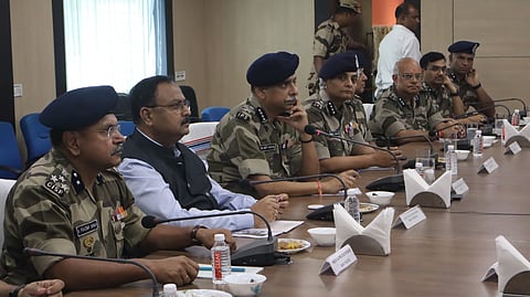 बैठक करते cisf के महानिदेशक प्रवीर रंजन(आईपीएस) व अन्य 