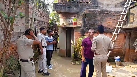 घटना की जांच करती पुलिस 