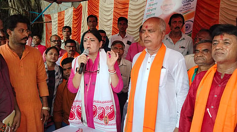 ड्राइवरों को संबोधित करती मंत्री अग्निमित्रा पॉल 