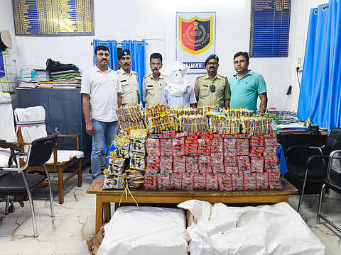 अवैध पटाखों के बड़े जखीरे के साथ एक गिरफ्तार, साथी फरार