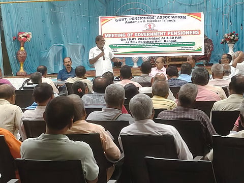 फोटो में रंगत स्थित जिला परिषद सभागार में सरकारी पेंशनभोगियों की बैठक में उपस्थित सदस्य।