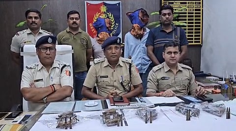 पीछे खड़े दोनों अभियुक्त 