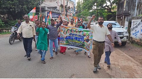 प्रदर्शन करते कांग्रेस समर्थक 