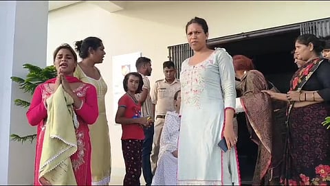 प्रदर्शन करते किन्नर 