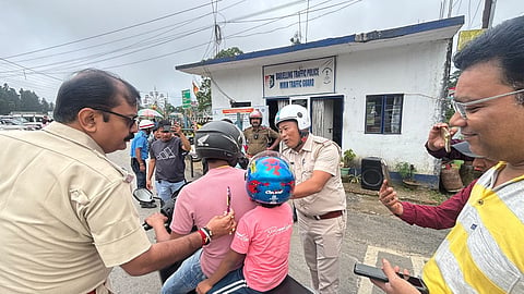 मिरिक में सड़क सुरक्षा अभियान, दोपहिया चालकों को बांटे हेलमेट