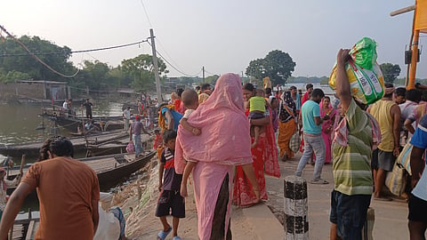 गंगा का जलस्तर तेजी से घटा, भूतनी में घर लौटने लगे बाढ़ प्रभावित