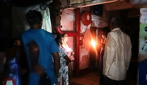 टीएल जायसवाल अस्पताल में घंटों बिजली गुल, खराब जेनरेटर से बढ़ी परेशानी