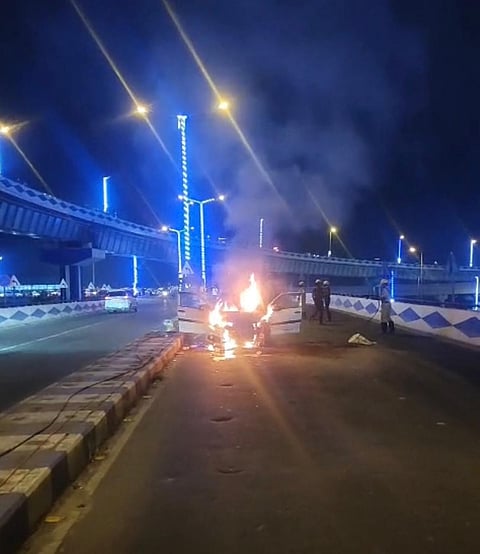 सोमवार की शाम मां फ्लाईओवर पर कार में लगी आग की तस्वीर